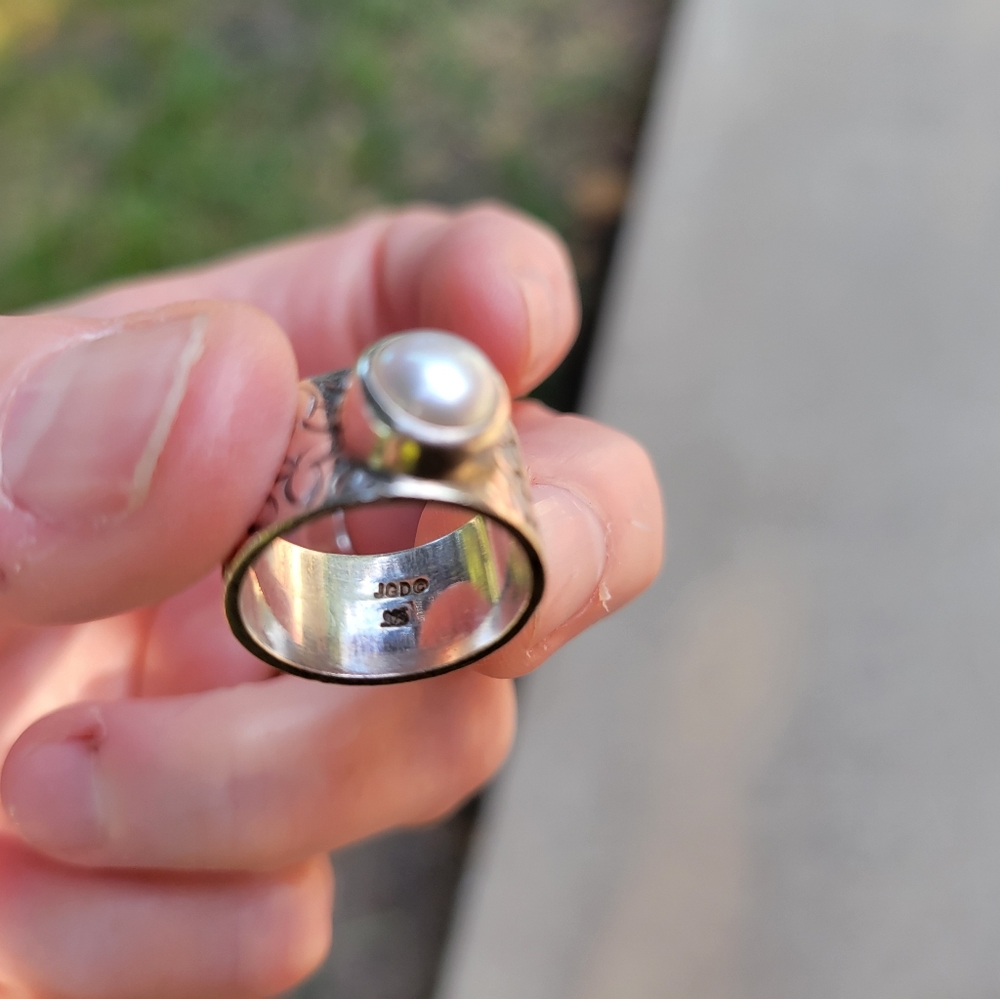 Janice Girardi Designs silver ring with pearl stone - Picture 8 of 9